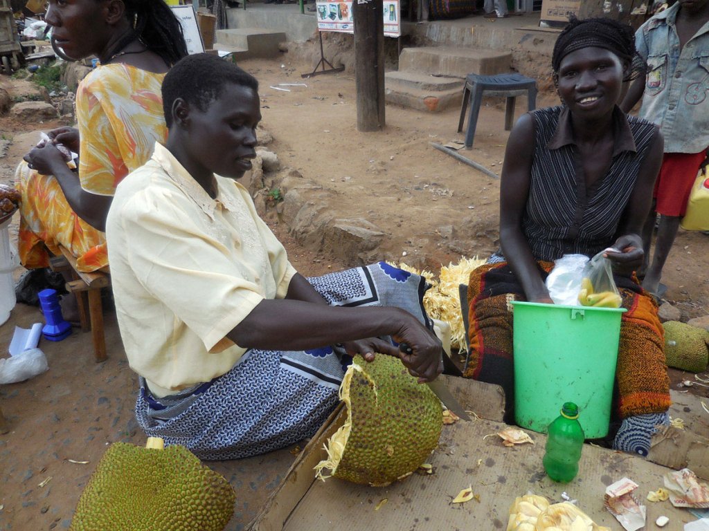 arua-town-ladies-in-market-peeling-jackfruit