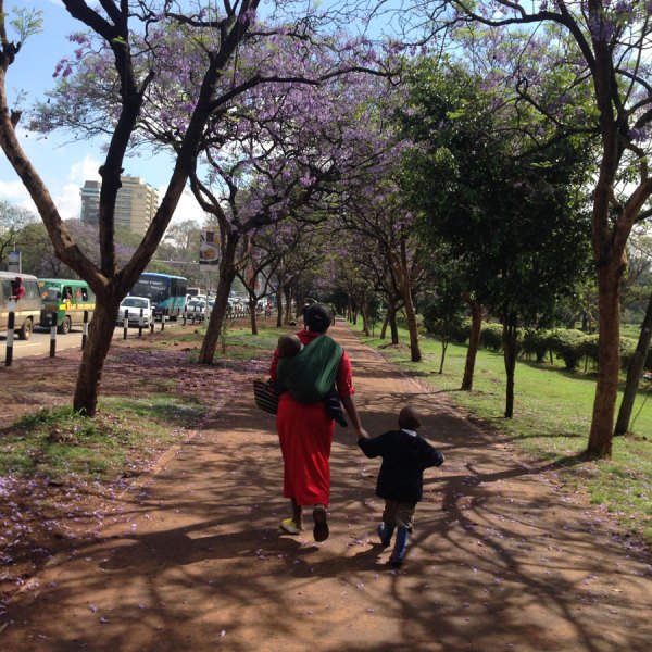 nairobi-uhuru-gardens-walking-to-school