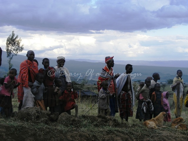 Nairobi to Lake Naivasha Relay - local people watch on