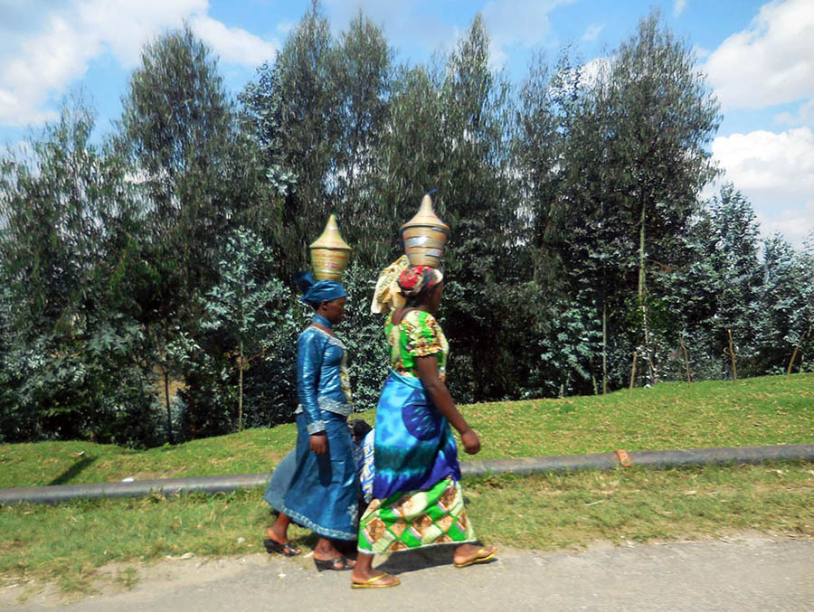 Rwanda Uganda border. Rwandan women carrying baskets. Diary of a Muzungu