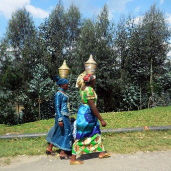 Rwanda Uganda border. Rwandan women carrying baskets. Diary of a Muzungu